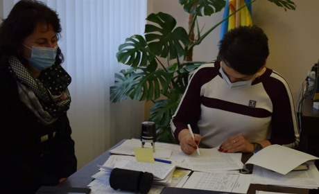 Держава купила квартиру: у Рахові вручили ключі від помешкання місцевій жительці