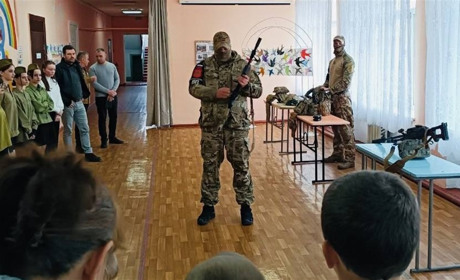 Ігри зі зброєю та військові злочинці в якості вчителів: як окупанти перевиховують дітей та ТОТ