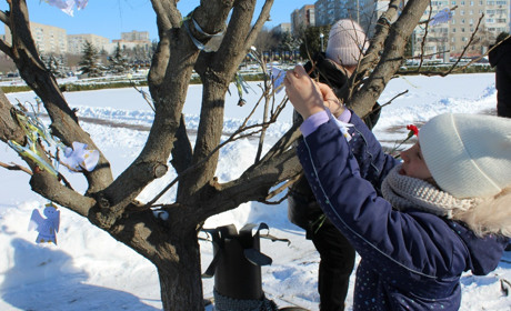 Південноукраїнці пам’ятають Небесну Сотню. Тиха акція біля пам’ятного знака «Незламні духом»