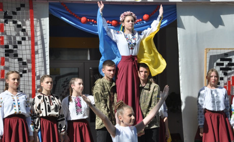 «Дякую тобі, татусю!»: у Колиндянській громаді влаштували благодійний концерт-ярмарок