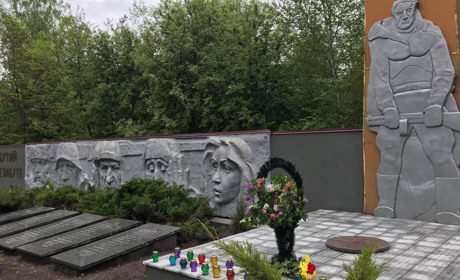 Біля Меморіалу Слави цього року тиша: вшановуємо героїв нетлінними спогадами