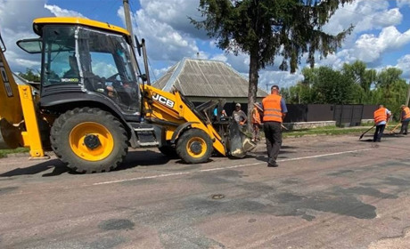 Поблизу села Орепи ліквідовують вибоїни на дорозі: водіїв закликають зважати на обмеження швидкості