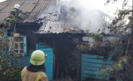 У Ворожбі горів будинок: вогнеборці врятували жінку