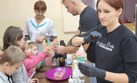 День морозива і молочних коктейлів для дітей влаштував підприємець у Південноукраїнську