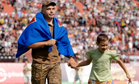 Символічний удар: нетішинський нацгвардієць і його син відкрили матч «Верес» – «Шахтар»
