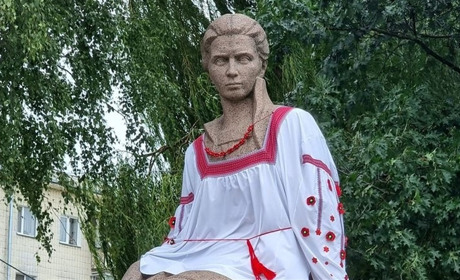 У Звягелі Лесю Українку вбрали у вишиванку