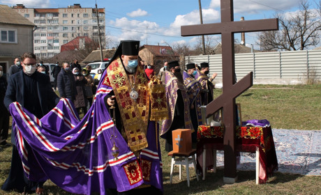 В Барі освятили хрест, де будуватимуть храм православної церкви України