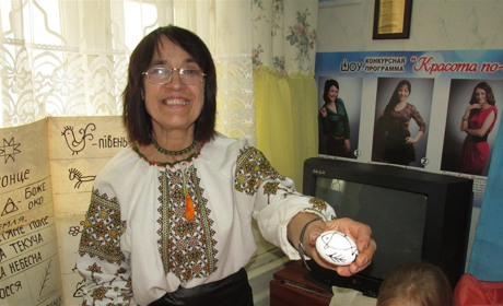 Зачем петухи и олени на пасхальных яйцах: Оксана Човпило провела мастер-класс для детей и воинов