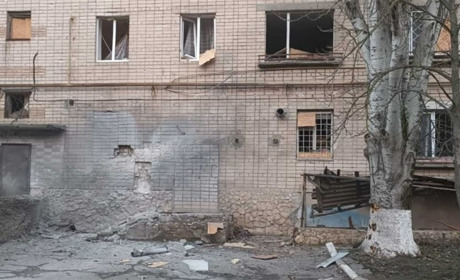 Окупанти зранку масовано атакували Херсон: пошкоджені будинки, є загиблі та поранені