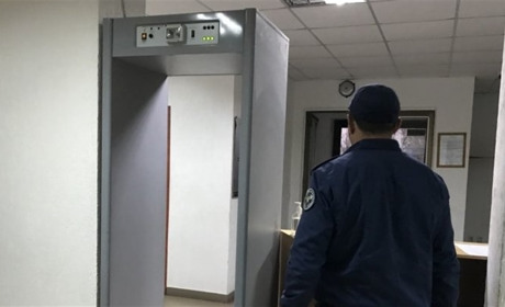 Пістолети, ножі, газові балончики та електрошокер: що носять з собою відвідувачі суду у Звягелі