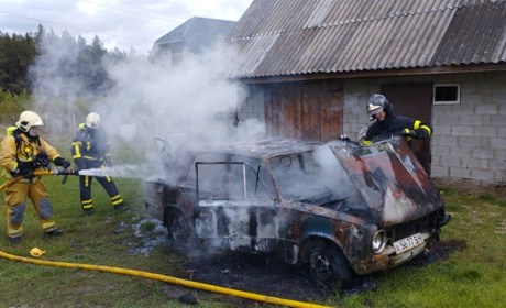У селі на Сарненщині вщент згоріло авто