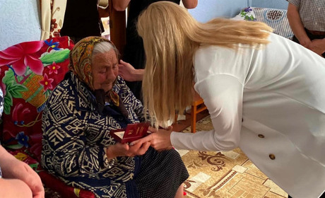 Мама загиблого сержанта з Сарненщини отримала відзнаку сина