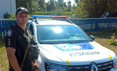 У Шосткинському районі поліцейський продовжував рятувати людину навіть отримавши поранення (відео)