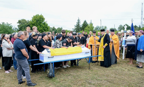 Небо плакало, а серця розривалися від болю - у Кагарлику попрощалися з воїном Володимиром Березнюком