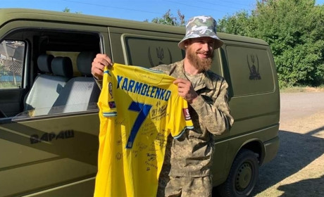 Вараські волонтери доставили на передову авто, гумвантаж і футболку з автографами зірок