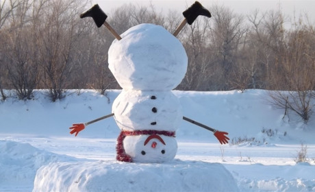 Эти бабы снежные - суровые и нежные: как выглядят мелитопольские снеговики
