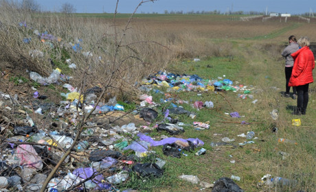 В Біляївці виявили два звалища в зріст людини. Нова порція сміття на розчищеній ділянці в Мирному