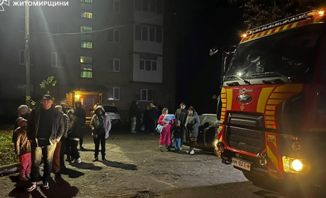 Пожежа в багатоповерхівці Звягеля: рятувальники евакуювали мешканців через задимлення