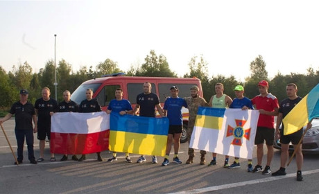 Рятувальник, який біжить "Ультрамарафон вдячності" полякам, прямує Новоград-Волинським районом