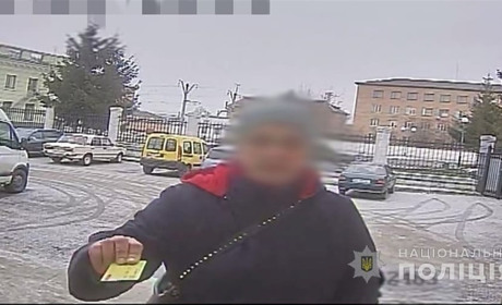 Спіймали жінку з Житомирщини, яка викрала у шепетівчанки банківську картку і зняла з неї гроші