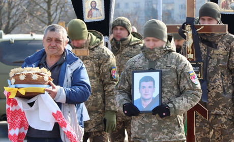 Через рік поховали загиблого тероборонівця з Вараша. Він загинув захищаючи землю від окупантів