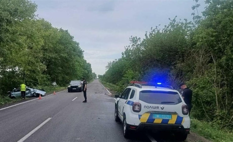 Потрощені авто та загиблий пасажир: на Первомайщині зіткнулися легковик і дві вантажівки