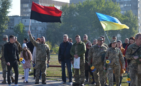 Хода, вітання, нагородження, квіти, спілкування. 14 жовтня в Южноукраїнську. Репортаж