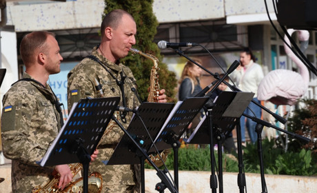 Музика задля перемоги: у Південноукраїнську військовий оркестр зібрав понад 30 тисяч для ЗСУ