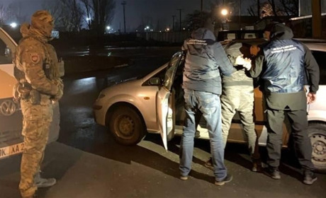 Спалили автівку правоохоронця: у Херсоні менш як за добу затримали автопаліїв