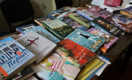 Глухівська бібліотека отримала чимало нових книжок. Розказуємо, що можна почитати