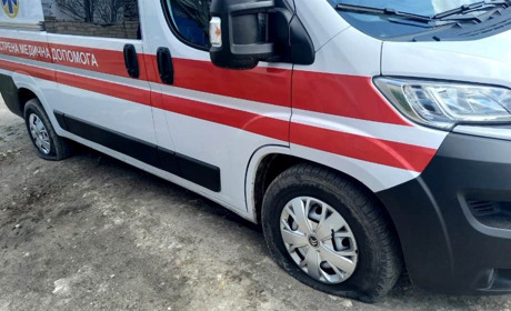 На Херсонщині окупанти з дрону атакували автомобіль «швидкої»: поранені медики, які їхали на виклик