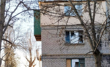 На Херсонщині окупанти завдали ударів по багатоповерхівкам, приватним будинкам та автівкам
