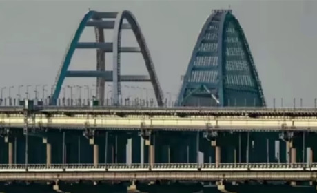 Пролунали потужні вибухи: окупанти на сім годин закрили Кримський міст