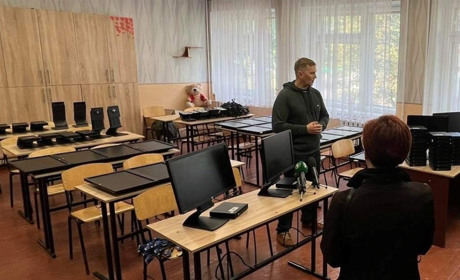 500 комп'ютерів та шкільне приладдя для шкіл Чернігівщини передали благодійники з Чехії