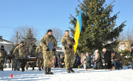 Чортківщина знову в жалобі: сьогодні містяни зустріли загиблого воїна-односельця Мяковського Віталія