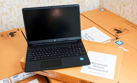 Понад 700 нікопольських школярів забезпечили ноутбуками: для кого передбачені, та хто передав