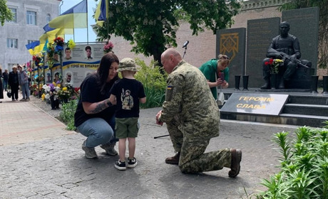 У Переяславі в День Героїв рідним загиблих Захисників вручили їхні посмертні державні нагороди