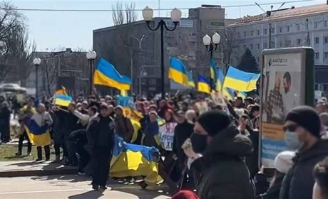 Судитимуть 14 військовослужбовців рф, які причетні до силових розгонів мітингів у Херсоні