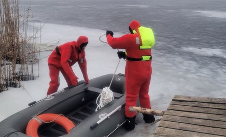На одній із водойм Переяславщини відірвалася крига і рибалка опинився у пастці: чоловіка врятували