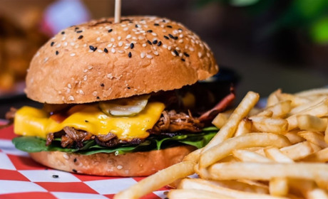 Так ли вреден ли фаст-фуд и почему от жирных продуктов не всегда поправляются. Объясняет диетолог