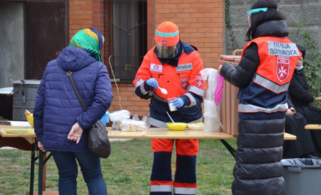 В Южноукраїнську біля Храму Всіх Святих Українського народу годували всіх бажаючих