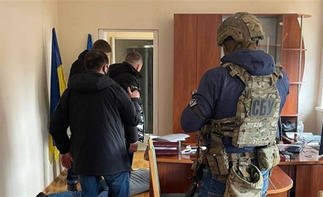 Начальника Івано-Франківської митниці затримано на хабарі 10 тисяч доларів