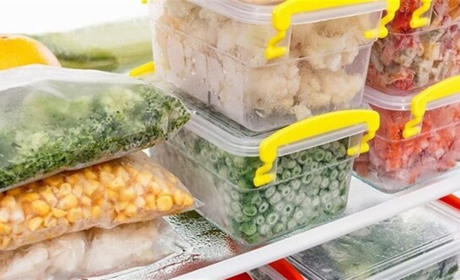 Які продукти не можна зберігати в морозилці?