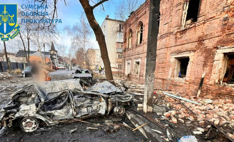 Дві людини загинуло, дванадцять поранено внаслідок атаки середмістя Сум ударними БпЛА