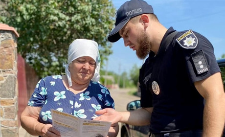 Знати та вміти захиститись від шахраїв: на Первомайщині шериф навчав мешканців однієї з громад