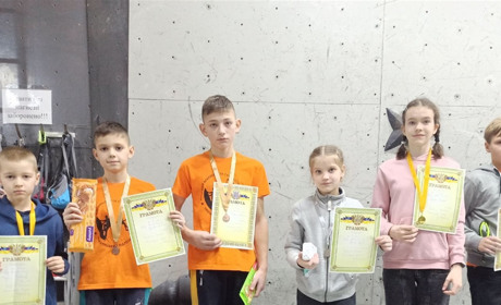 Ось де плекаються олімпійські чемпіони: нетішинські скелелази вибороли 13 призових місць в області