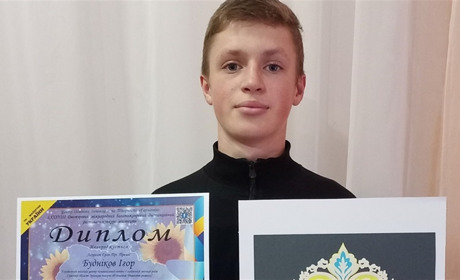 Глухівчанин здобув гран-прі міжнародного конкурсу мистецтв за витинанку на тему війни