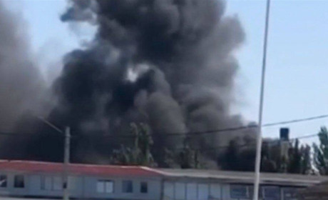 В Бердянську горить територія підприємства, куди загарбники завозили військову