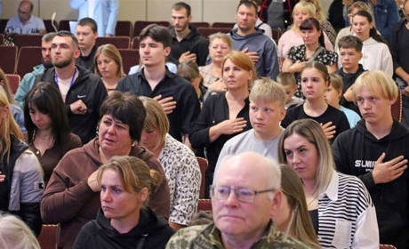 У Жмеринці дітям загиблого захисника з Барської громади вручили кулони «Батьківське серце»