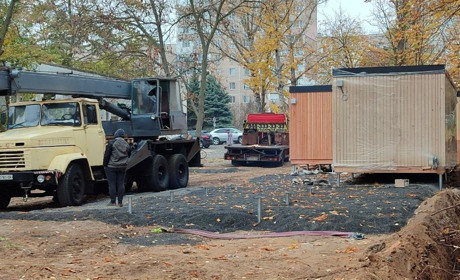 Модульне містечко для ВПО у Південноукраїнську: перші чотири будинки встановлено, роботи тривають
